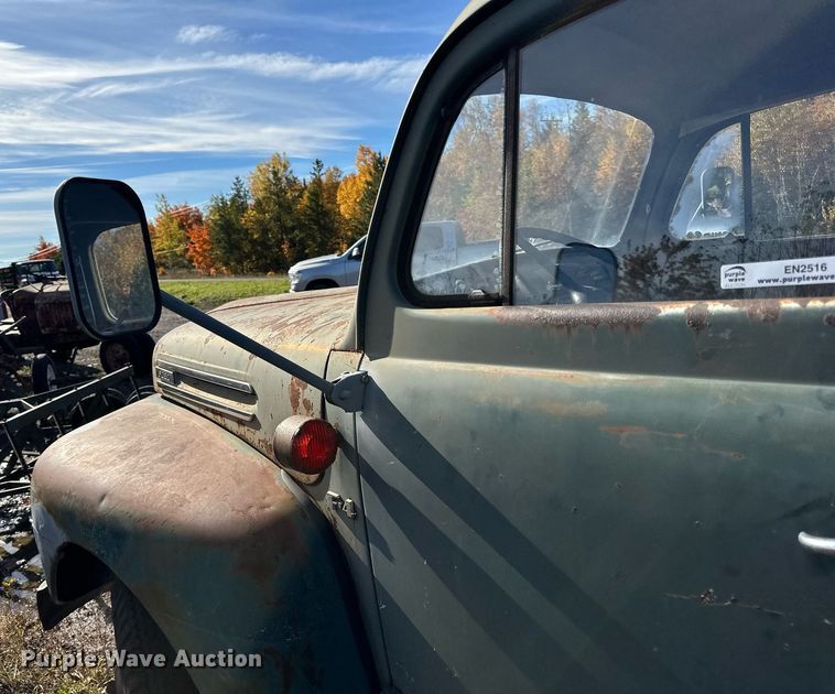 image for item EN2516 1949 Ford  F4 flatbed truck