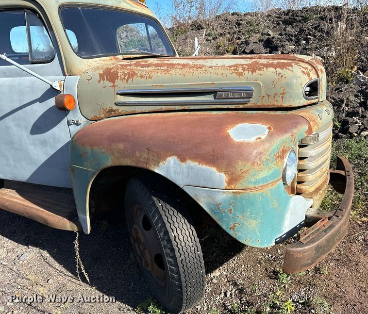 image for item EN2516 1949 Ford  F4 flatbed truck