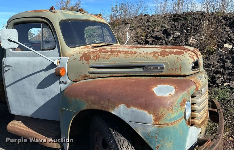 image for item EN2516 1949 Ford  F4 flatbed truck