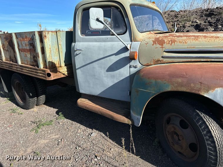 image for item EN2516 1949 Ford  F4 flatbed truck