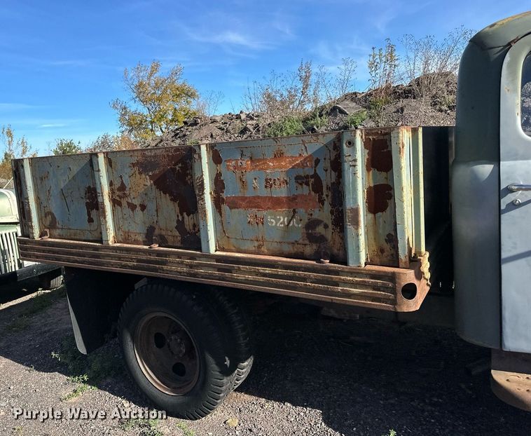 image for item EN2516 1949 Ford  F4 flatbed truck