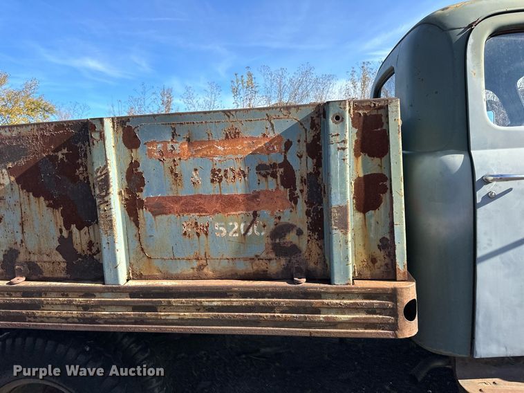 image for item EN2516 1949 Ford  F4 flatbed truck