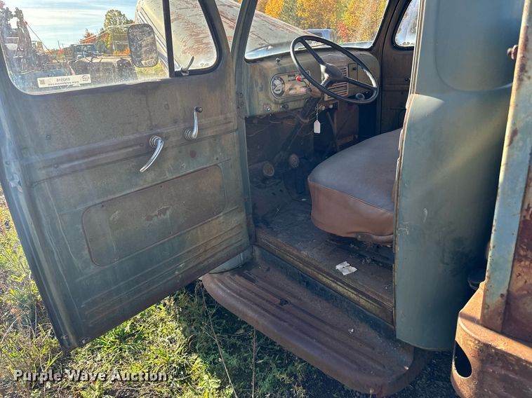 image for item EN2516 1949 Ford  F4 flatbed truck