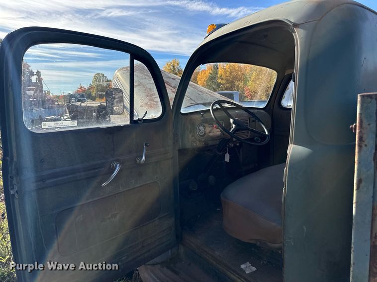 image for item EN2516 1949 Ford  F4 flatbed truck