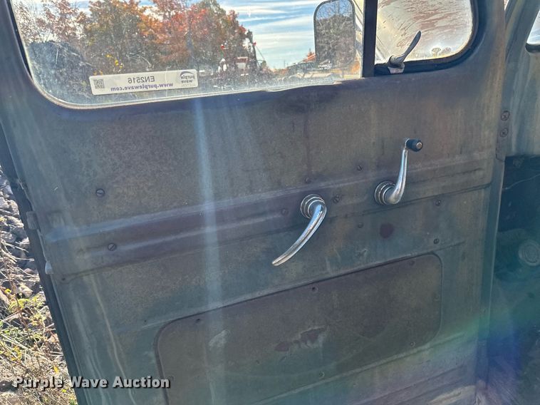 image for item EN2516 1949 Ford  F4 flatbed truck