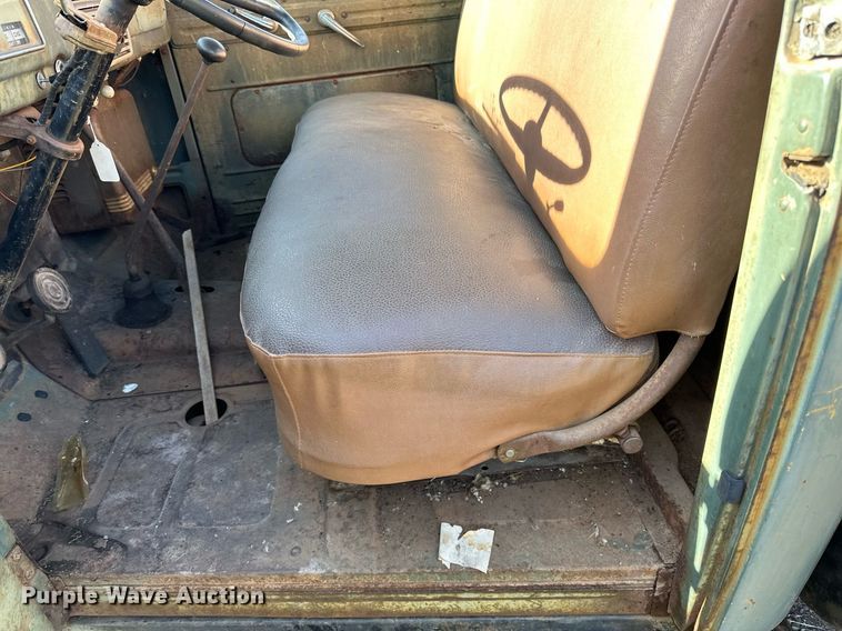 image for item EN2516 1949 Ford  F4 flatbed truck