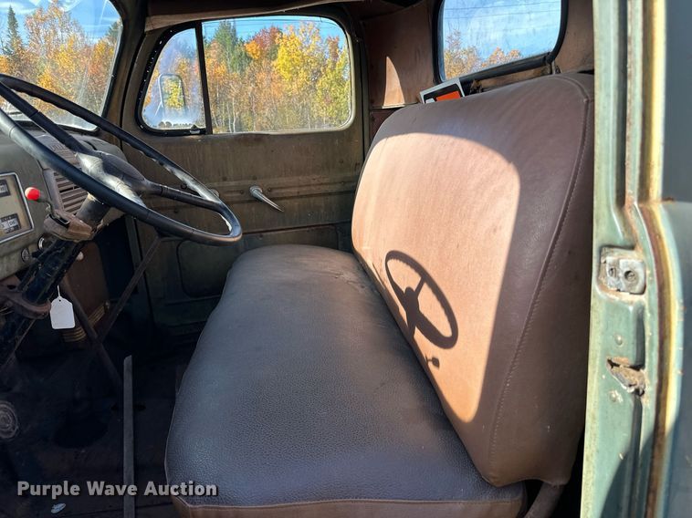 image for item EN2516 1949 Ford  F4 flatbed truck