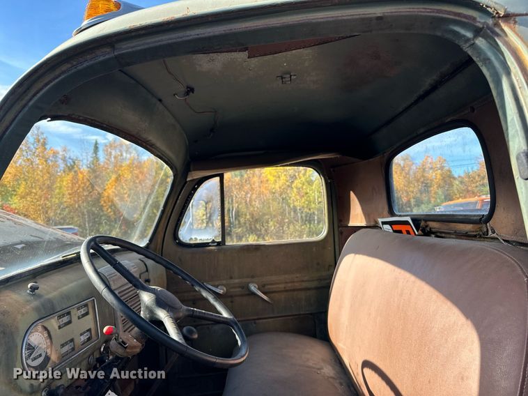 image for item EN2516 1949 Ford  F4 flatbed truck