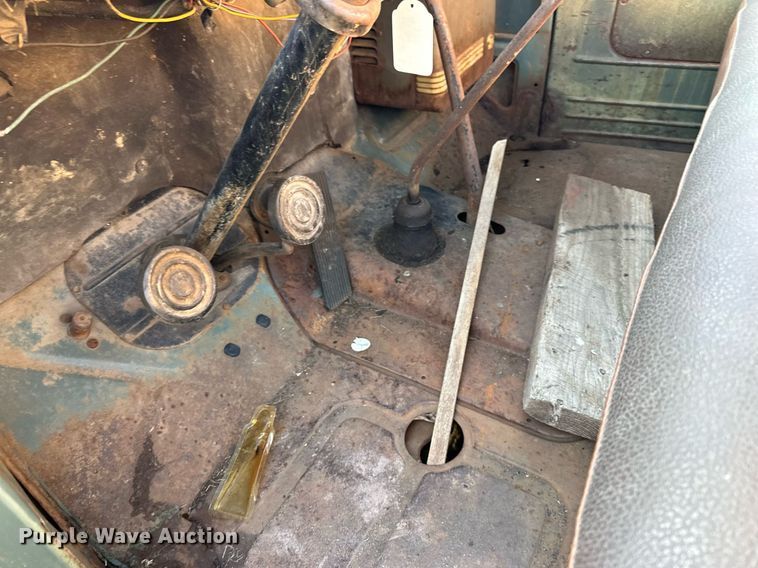 image for item EN2516 1949 Ford  F4 flatbed truck