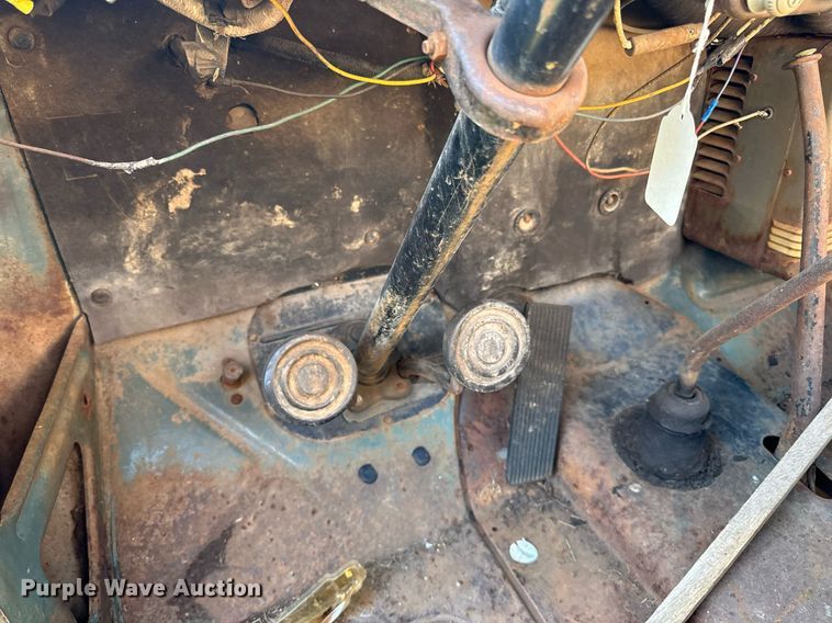 image for item EN2516 1949 Ford  F4 flatbed truck