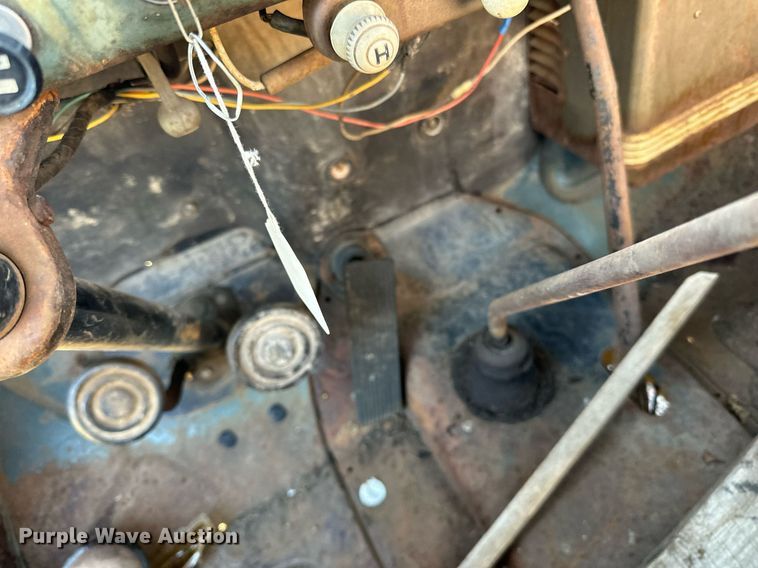 image for item EN2516 1949 Ford  F4 flatbed truck