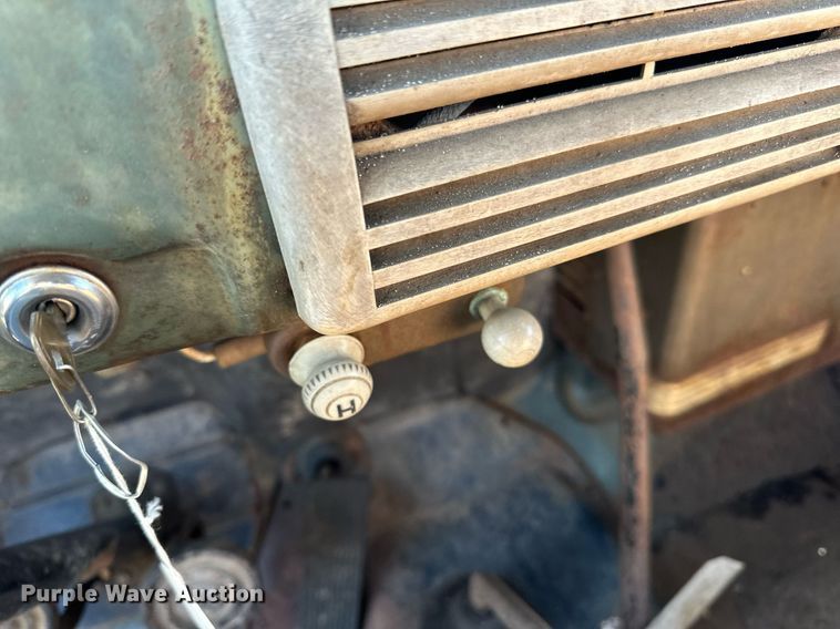 image for item EN2516 1949 Ford  F4 flatbed truck