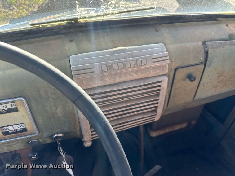 image for item EN2516 1949 Ford  F4 flatbed truck