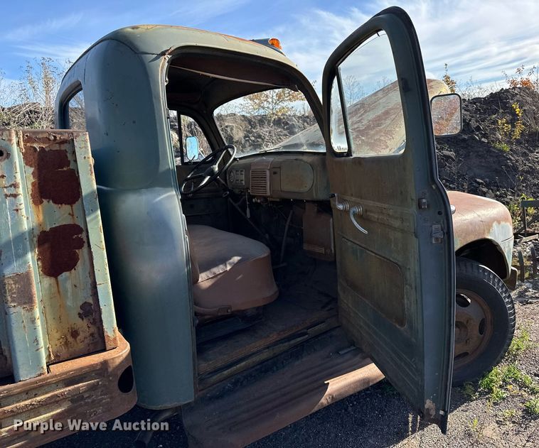 image for item EN2516 1949 Ford  F4 flatbed truck