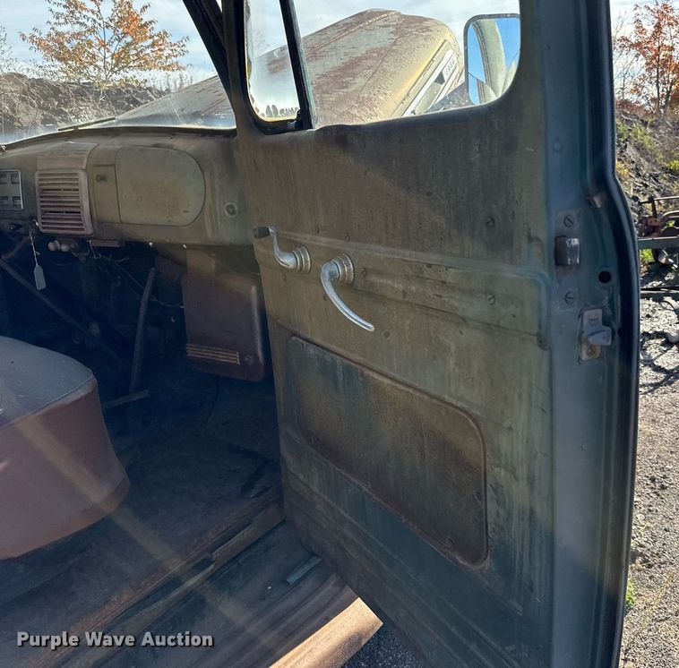 image for item EN2516 1949 Ford  F4 flatbed truck