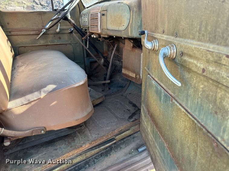 image for item EN2516 1949 Ford  F4 flatbed truck