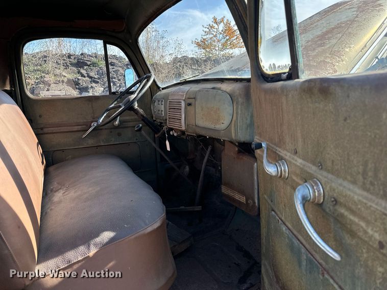 image for item EN2516 1949 Ford  F4 flatbed truck