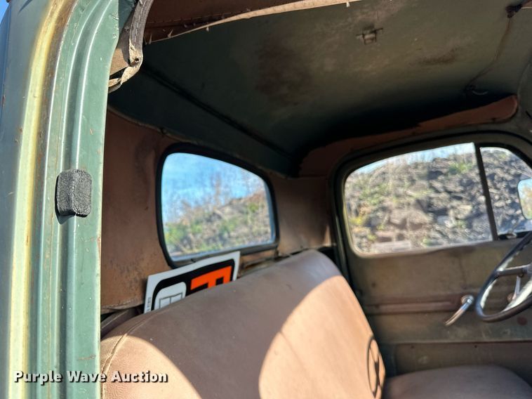 image for item EN2516 1949 Ford  F4 flatbed truck