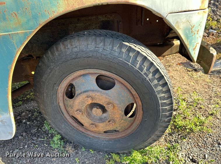 image for item EN2516 1949 Ford  F4 flatbed truck