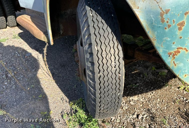 image for item EN2516 1949 Ford  F4 flatbed truck