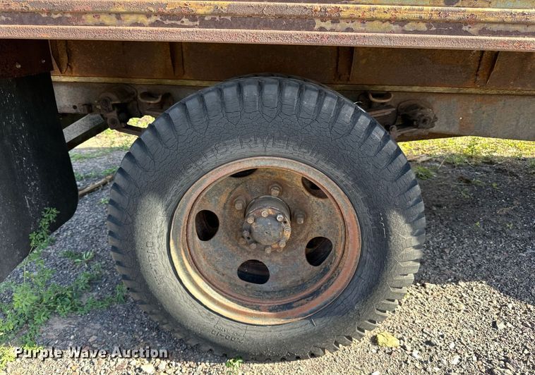 image for item EN2516 1949 Ford  F4 flatbed truck