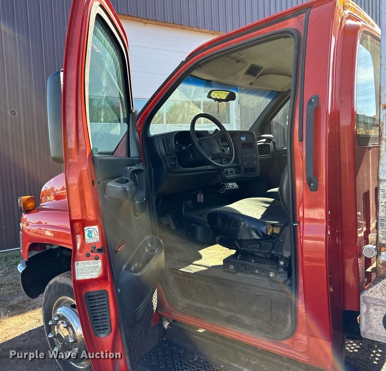 image for item EN2521 2008 Chevrolet  C5500 rollback truck