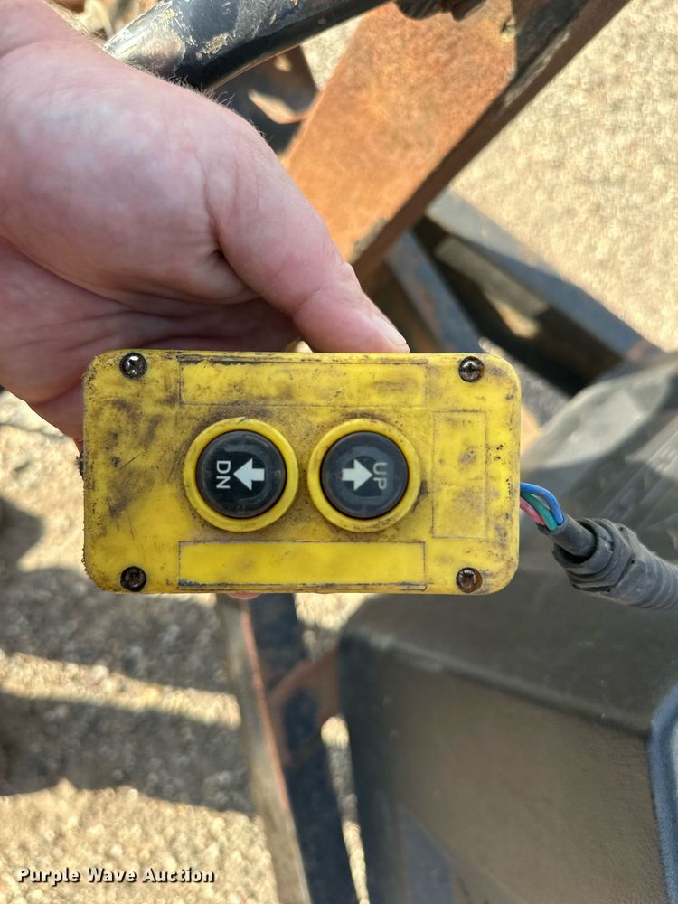 image for item EN2527 2015 DCT dump trailer