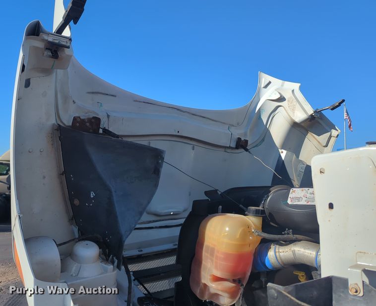 image for item EQ2382 2015 Ford F650 box truck