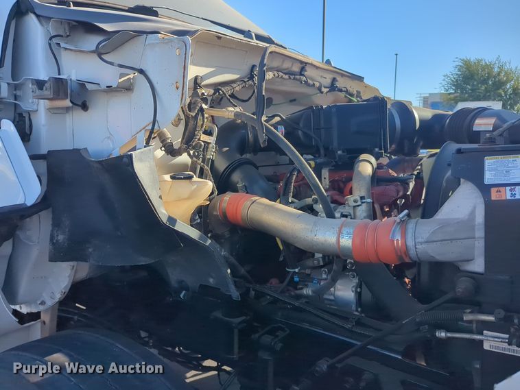 image for item EQ2382 2015 Ford F650 box truck