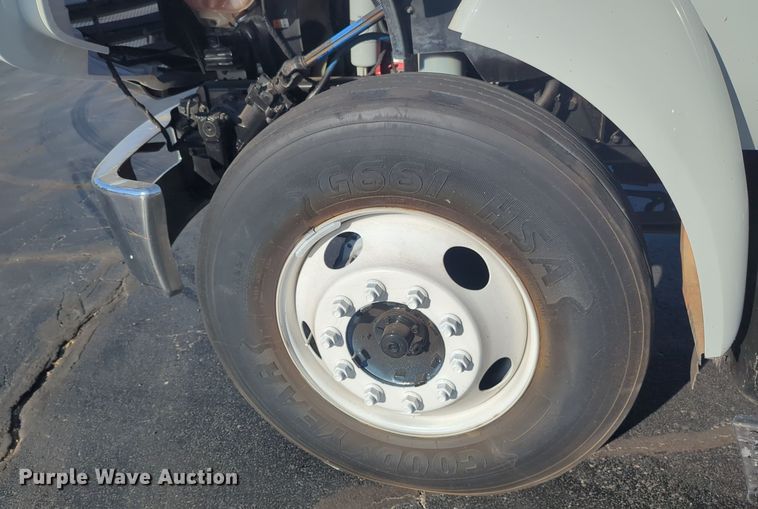 image for item EQ2382 2015 Ford F650 box truck