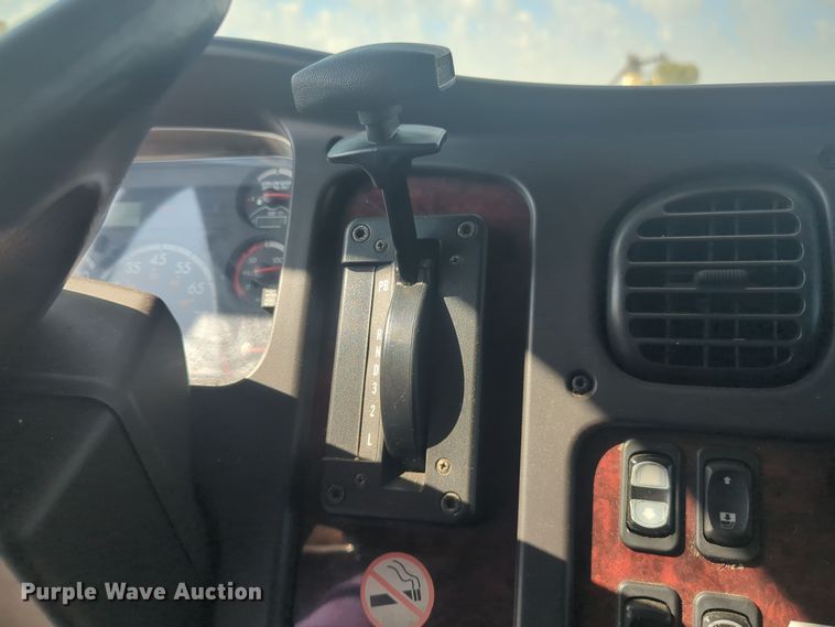 image for item EQ2388 2015 Freightliner Business Class M2 box truck