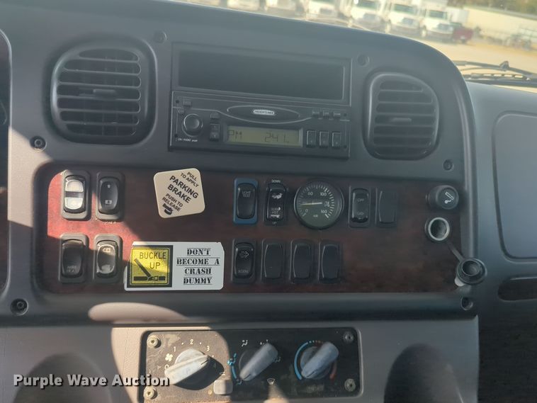 image for item EQ2388 2015 Freightliner Business Class M2 box truck