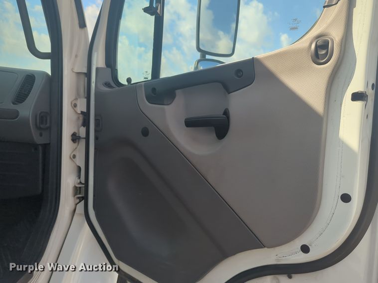 image for item EQ2388 2015 Freightliner Business Class M2 box truck