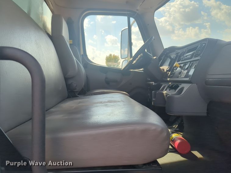 image for item EQ2389 2016 Freightliner Business Class M2 box truck