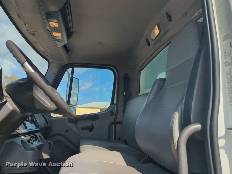 image for item EQ2389 2016 Freightliner Business Class M2 box truck