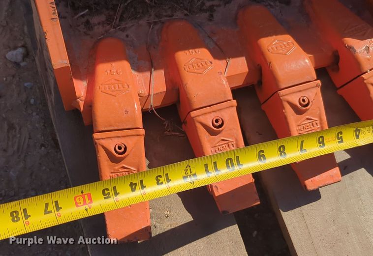 image for item EQ2402 Kubota K7789 bucket