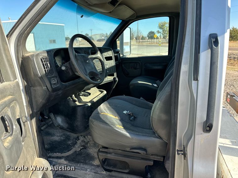 image for item ER8149 2003 Chevrolet W5500 flatbed truck