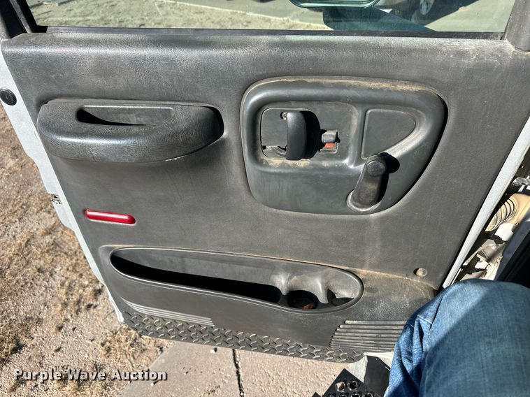 image for item ER8149 2003 Chevrolet W5500 flatbed truck