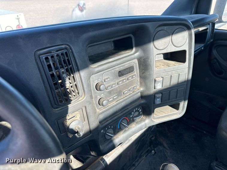 image for item ER8149 2003 Chevrolet W5500 flatbed truck