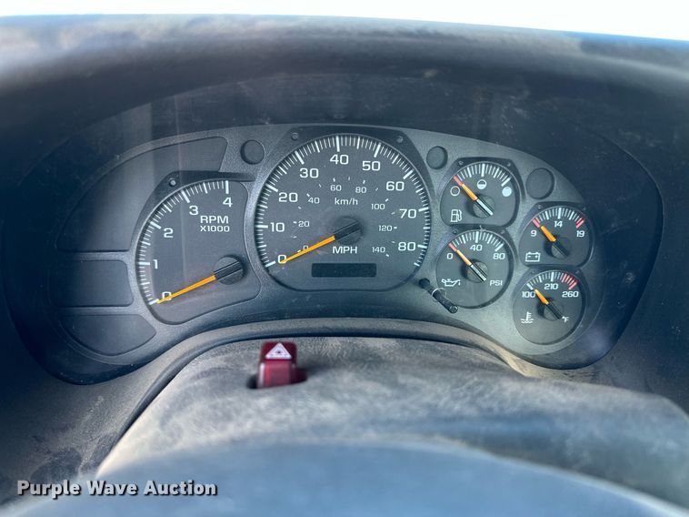 image for item ER8149 2003 Chevrolet W5500 flatbed truck