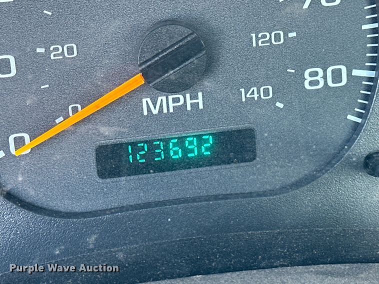 image for item ER8149 2003 Chevrolet W5500 flatbed truck