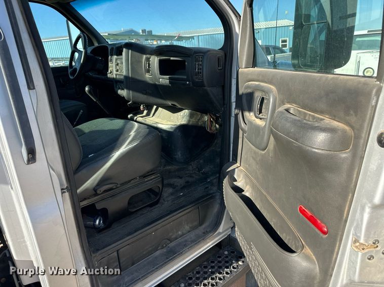 image for item ER8149 2003 Chevrolet W5500 flatbed truck