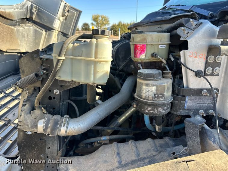 image for item ER8149 2003 Chevrolet W5500 flatbed truck