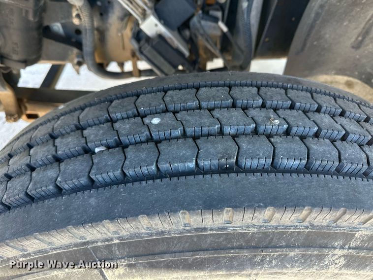 image for item ER8149 2003 Chevrolet W5500 flatbed truck