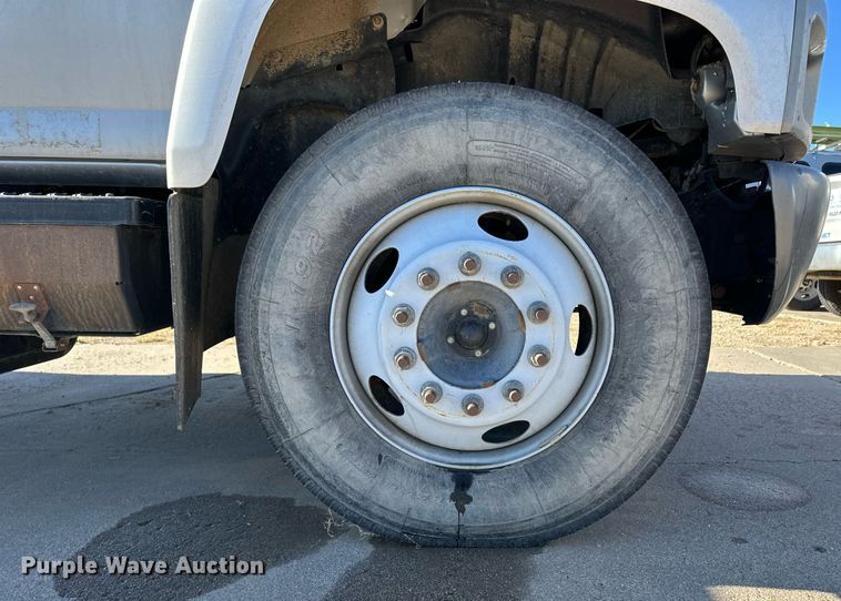 image for item ER8149 2003 Chevrolet W5500 flatbed truck