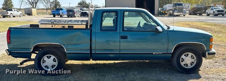 image for item JE9320 1998 Chevrolet Silverado C1500 Ext. Cab pickup truck