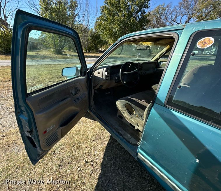 image for item JE9320 1998 Chevrolet Silverado C1500 Ext. Cab pickup truck
