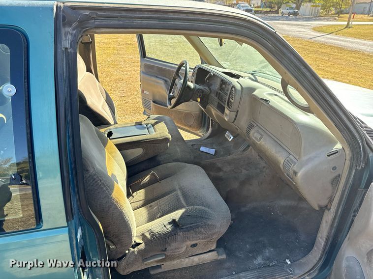 image for item JE9320 1998 Chevrolet Silverado C1500 Ext. Cab pickup truck