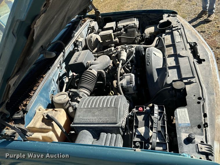 image for item JE9320 1998 Chevrolet Silverado C1500 Ext. Cab pickup truck