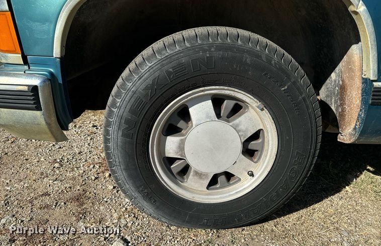 image for item JE9320 1998 Chevrolet Silverado C1500 Ext. Cab pickup truck